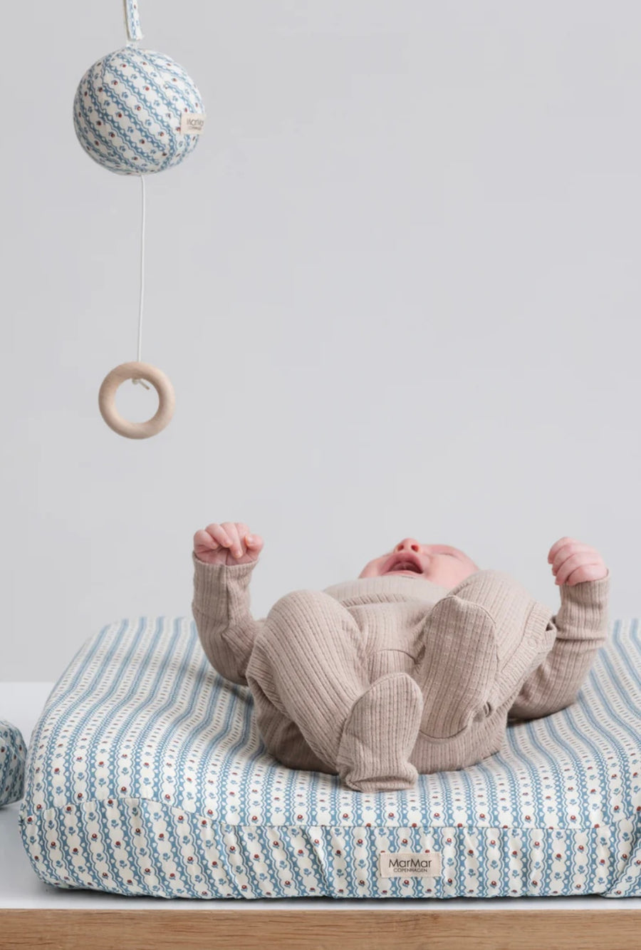 Áklæði á skiptidýnu - MarMar - Floral Stripe